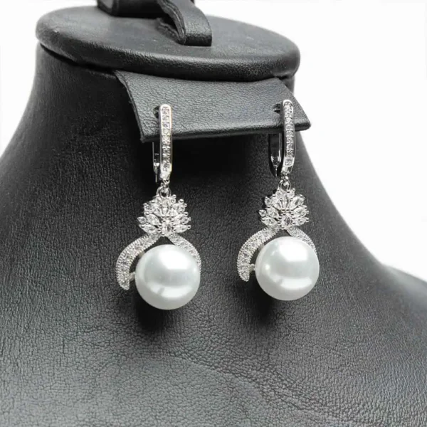 Boucles d'oreilles pendantes perles blanches acier inoxydable avec zircons