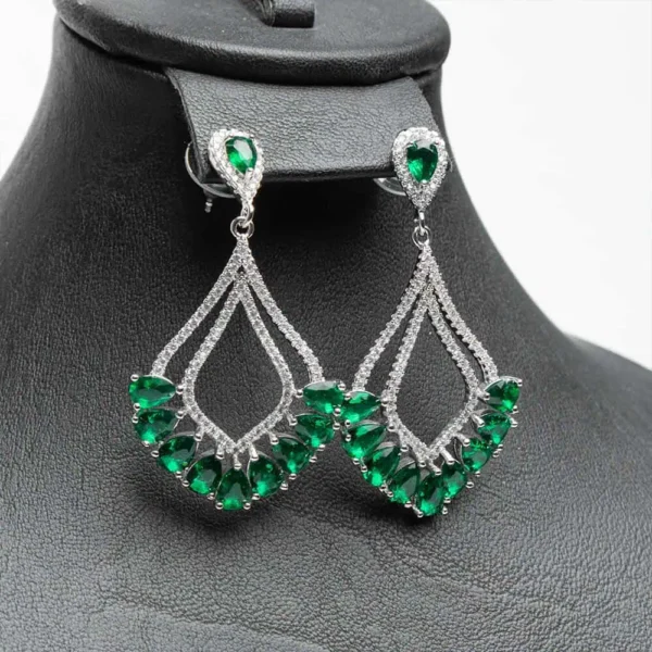 Boucles d'oreilles parure Vert émeraude pierres emerald green zircons cristaux finition argentée