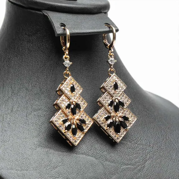 Boucles d'oreilles parure Pyramid de Cléopâtre perles d'eau douce zircons blancs cristaux acier doré