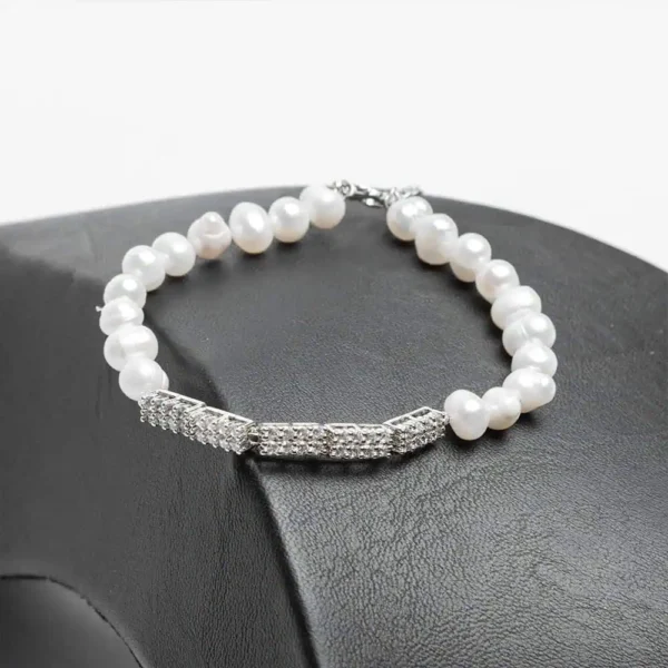 Bracelet perles d'eau douce naturelles avec barrette centrale zircons blancs finition argentée