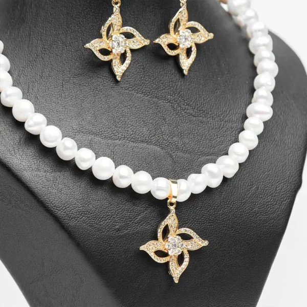 Collier Pendentif Étoile à fleurs - Ascellà Algérie