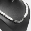Collier parure La plume d'obsidienne perles blanches ornement plume zircons noirs