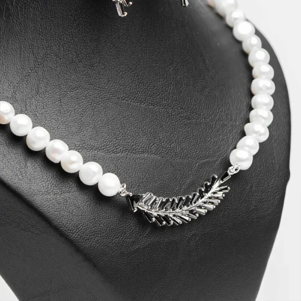 Collier parure La plume d'obsidienne perles blanches ornement plume zircons noirs