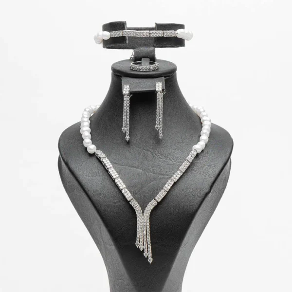 Parure complète Queues de lumière de Ascellà Algérie avec collier et bracelet en perles d'eau douce et zircons blancs