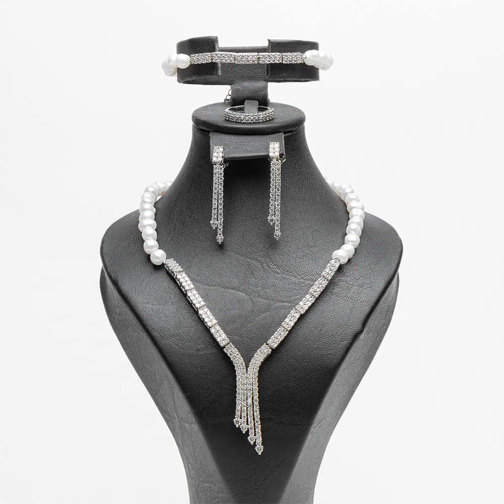 Parure complète Queues de lumière de Ascellà Algérie avec collier et bracelet en perles d'eau douce et zircons blancs