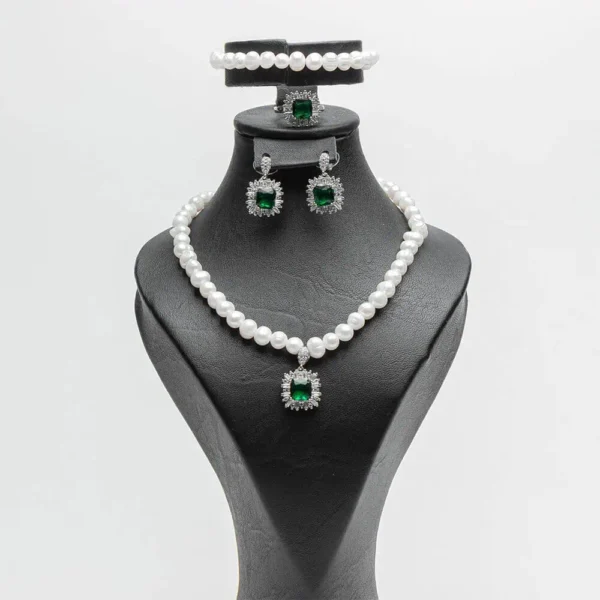 Parure complète Crépuscule de cristal perles blanches et zircons verts acier inoxydable argenté