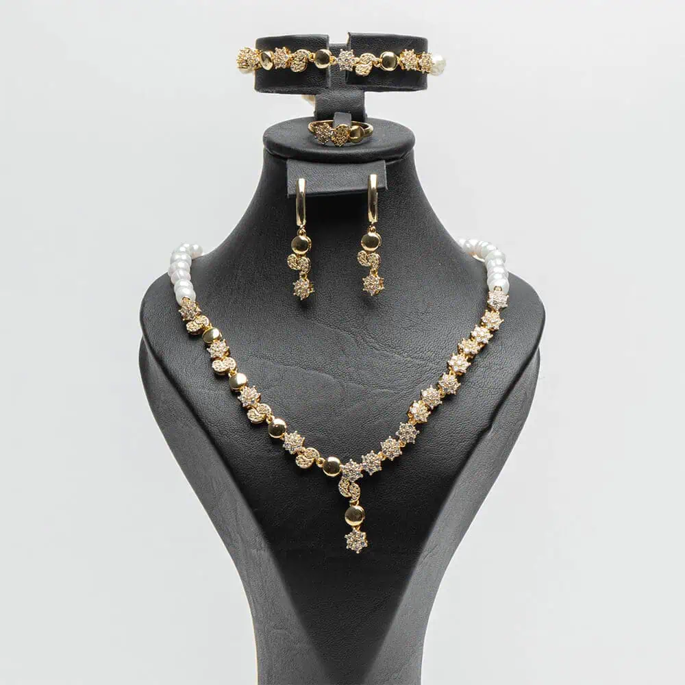 Parure complète Oursins d'or perles d'eau douce zircons cristaux finition dorée 4 pièces