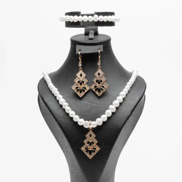 Parure complète Pyramid de Cléopâtre perles d'eau douce zircons blancs finition dorée 4 pièces Ascellà Algérie