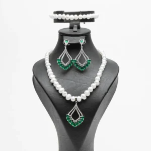 Parure complète Vert émeraude perles d'eau douce pierres emerald green et zircons blancs finition argentée Ascellà Algérie