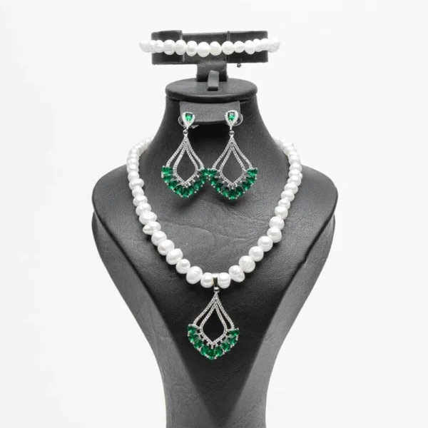Parure complète Vert émeraude perles d'eau douce pierres emerald green et zircons blancs finition argentée Ascellà Algérie