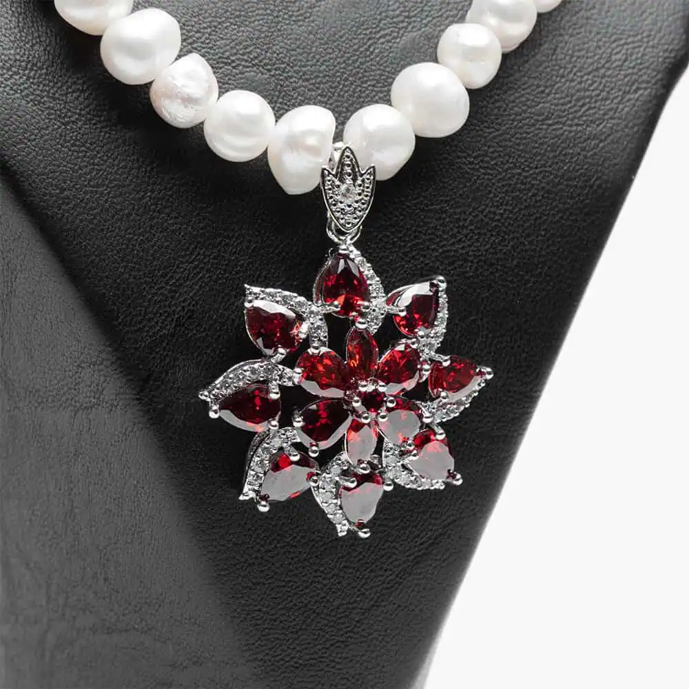 Collier pendentif parure La grenade rubis perles blanches zircons couleur grenade