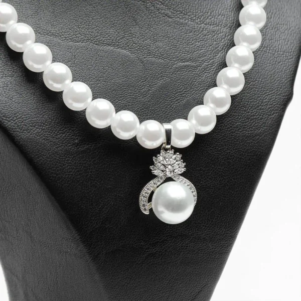 Collier pendentif perle blanche acier inoxydable avec ornements perle
