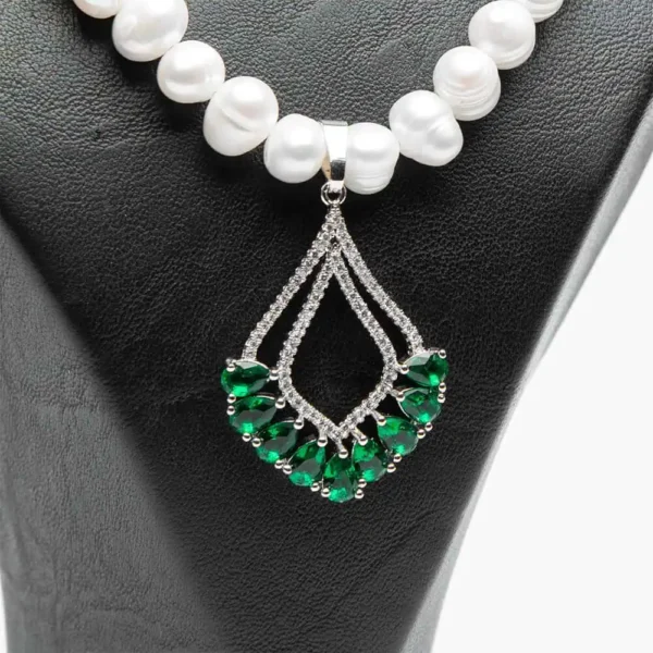 Collier pendentif parure Vert émeraude perles d'eau douce blanches et pierres emerald green zircons