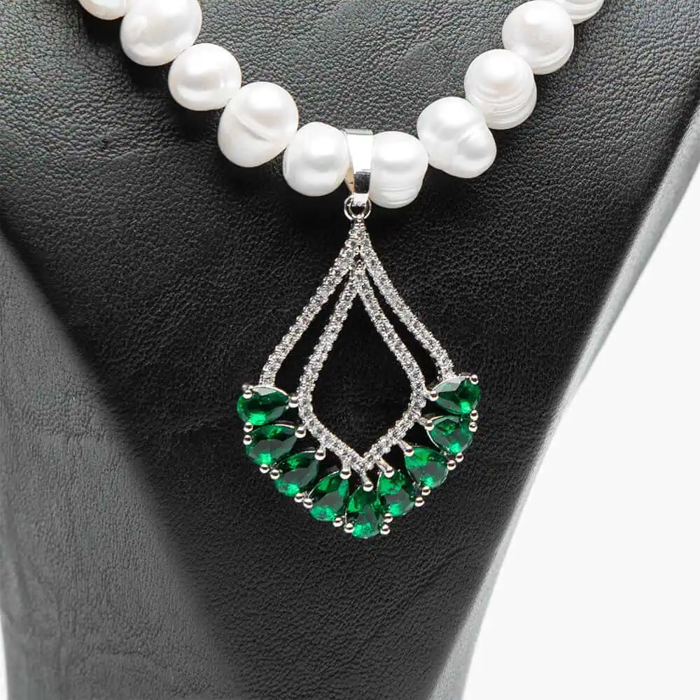 Collier pendentif parure Vert émeraude perles d'eau douce blanches et pierres emerald green zircons