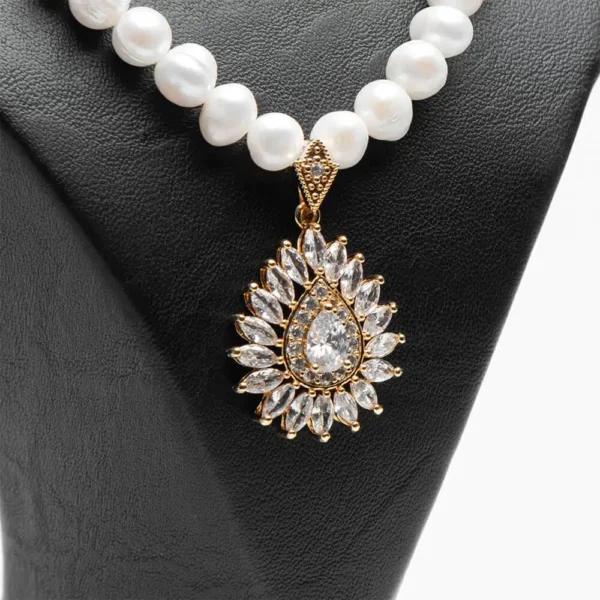 Collier pendentif parure Multi-graines perles blanches zircons rosés dorés