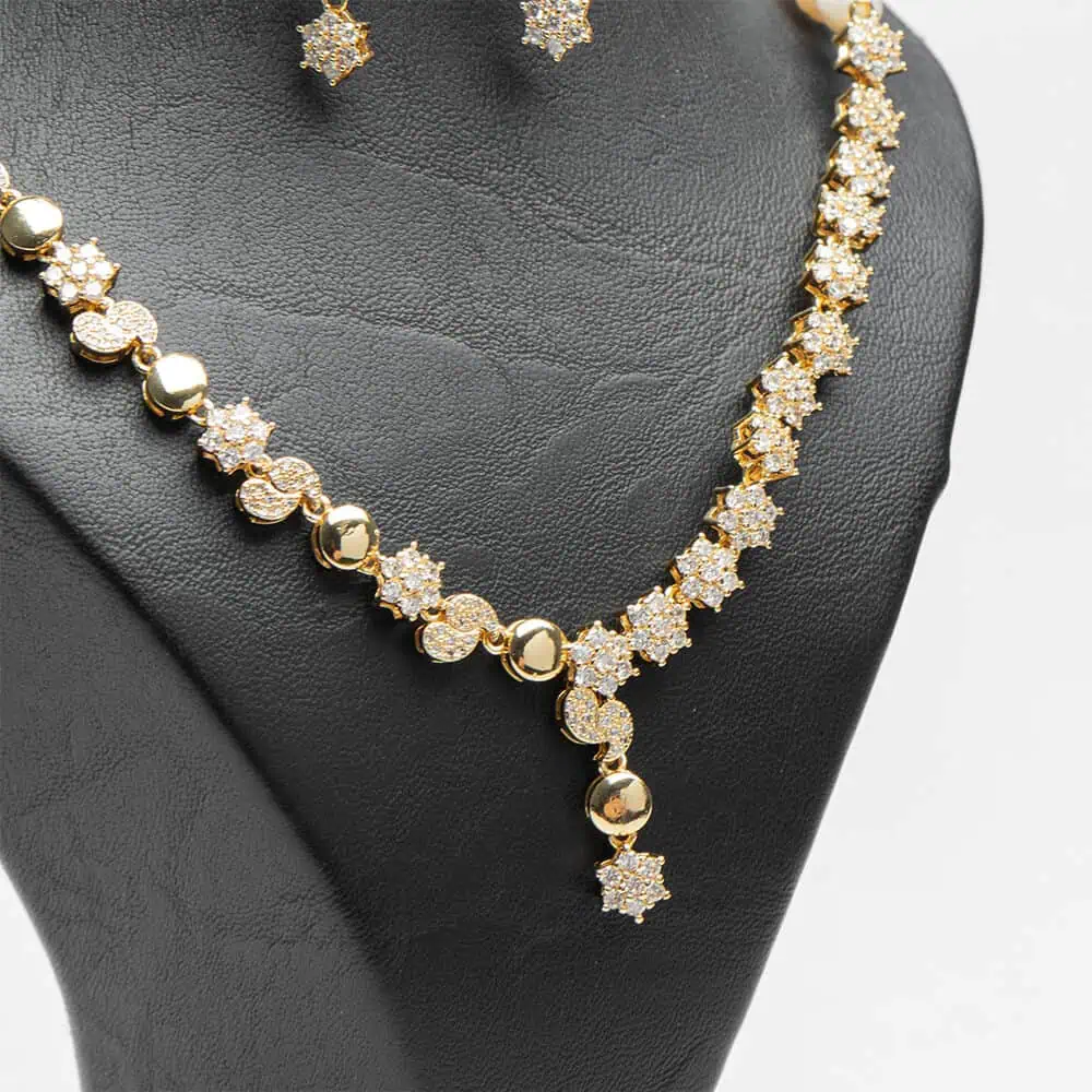 Collier parure Oursins d'or perles blanches ornements étoiles zircons dorés