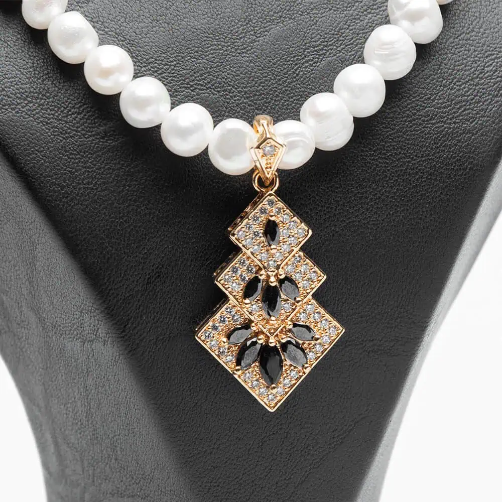 Collier pendentif parure Pyramid de Cléopâtre perles blanches d'eau douce motif pyramide zircons dorée