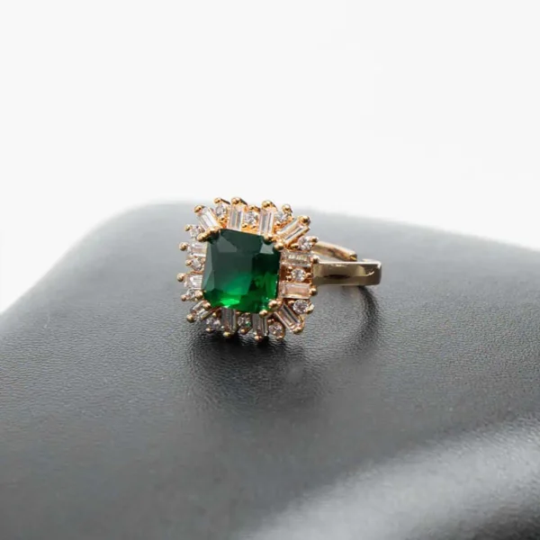 Bague dorée ajustable Ascellà Algérie sertie d'une grande pierre emerald green entourée de zircons clairs.