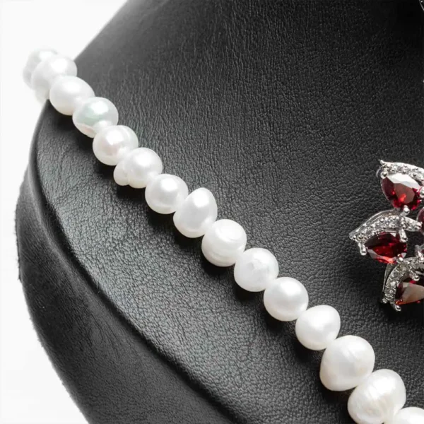 Détail perles d'eau douce naturelles collier La grenade rubis