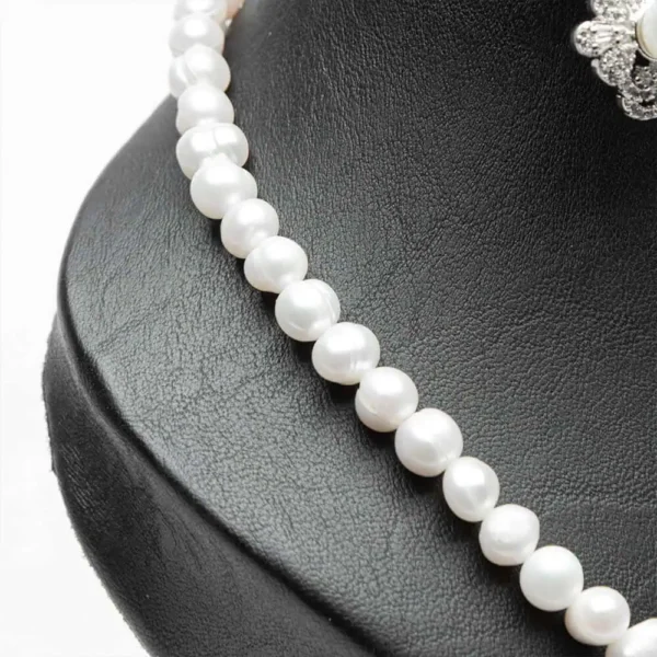 Détail perles d'eau douce naturelles collier Pierre lys de mer